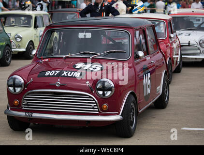 Silverstone, Großbritannien, 26. Juli 2019, Minis bereiten sich in der Pitts als Silverstone Classic öffnet sich für drei spektakuläre Zeit der Rennen. Stockfoto