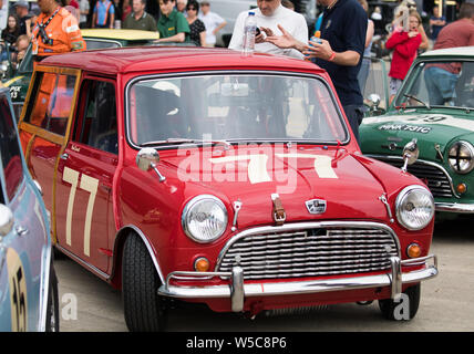 Silverstone, Großbritannien, 26. Juli 2019, Minis bereiten sich in der Pitts als Silverstone Classic öffnet sich für drei spektakuläre Zeit der Rennen. Stockfoto