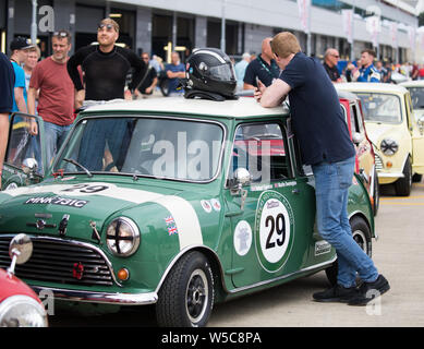 Silverstone, Großbritannien, 26. Juli 2019, Minis bereiten sich in der Pitts als Silverstone Classic öffnet sich für drei spektakuläre Zeit der Rennen. Stockfoto