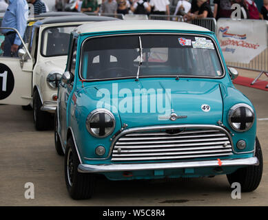 Silverstone, Großbritannien, 26. Juli 2019, Minis bereiten sich in der Pitts als Silverstone Classic öffnet sich für drei spektakuläre Zeit der Rennen. Stockfoto