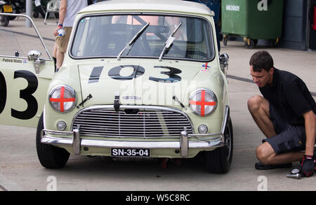 Silverstone, Großbritannien, 26. Juli 2019, Minis bereiten sich in der Pitts als Silverstone Classic öffnet sich für drei spektakuläre Zeit der Rennen. Stockfoto