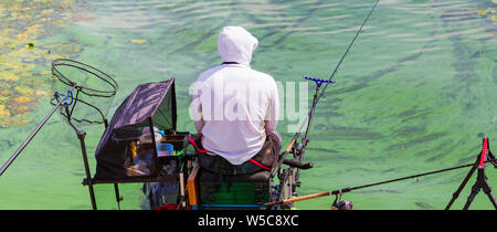 Man Fische im Fluss auf einer Angeln Turnier Stockfoto