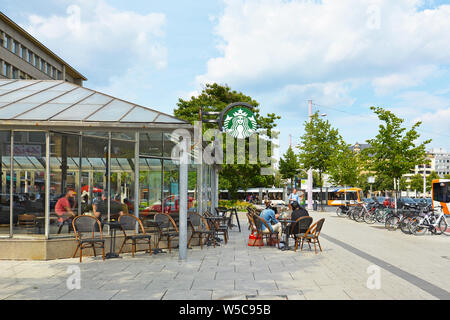 Mannheim, Deutschland - Juli 2019: Kette von Café und Shop's tarbucks' mit Glasfenstern und Tische im Freien an einem sonnigen Sommertag genannt Stockfoto