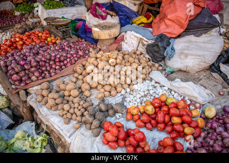 Verschiedene Früchte und Gemüse auf Anzeige an Markt, Deber Berhan, Äthiopien Stockfoto