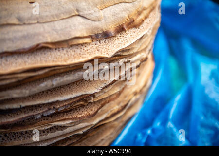 Nahaufnahme von Stapel Injera oder Äthiopischen Fladenbrot, Debre Berhan, Äthiopien Stockfoto