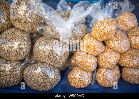 Plastiktüten voller Maiskerne und Kaffeebohnen, Debre Berhan, Äthiopien Stockfoto