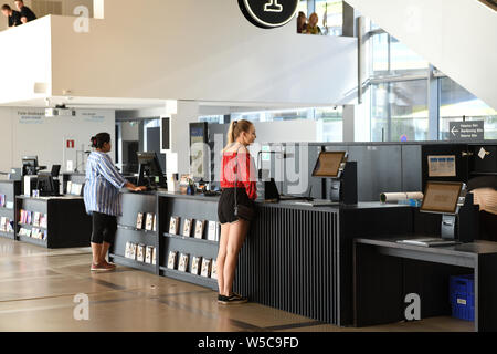 Helsinki Central Library Oodi. Auswahl an Services und Einrichtungen sind für Bewohner sieben Tage pro Woche verfügbar Stockfoto