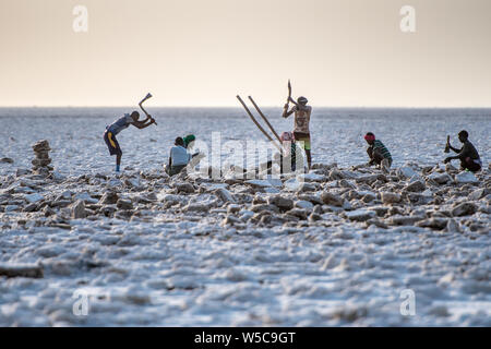 Salz Bergleute graben entfernt an der Salt Flats in der danakil Depression, Äthiopien. Stockfoto