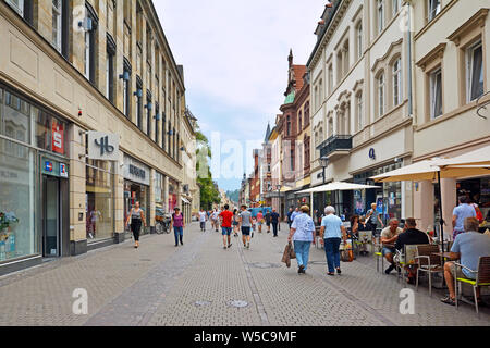 Heidelberg, Deutschland - Juli 2019: Menschen zu Fuß nach unten shopping Hauptstraße am Wochenende Tag im Sommer Stockfoto