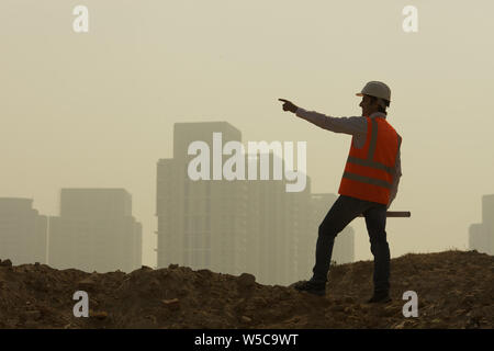 Architekt zeigt auf Baustelle Stockfoto
