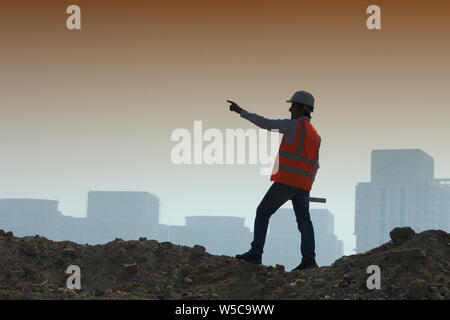 Architekt zeigt auf Baustelle Stockfoto