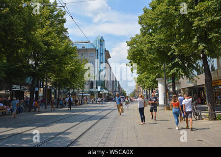 Mannheim, Deutschland - Juli 2019: Menschen zu Fuß durch die Innenstadt von Mannheim mit verschiedenen Geschäften, an warmen Sommertagen Stockfoto