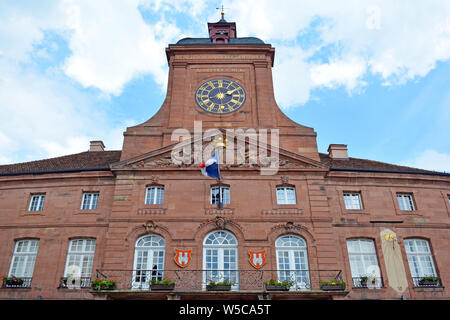 Wissembourg, Frankreich - Mai 2019: Turm der barocken Sandstein Rathaus von Wissembourg vor bewölkt blauer Himmel Stockfoto