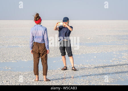 Frauen, die Fotos in der danakil Depression, Äthiopien. Stockfoto