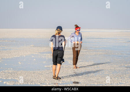 Frauen, die Fotos in der danakil Depression, Äthiopien. Stockfoto