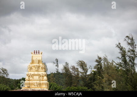 Tempel Turm entlang der Bergkette von Talamalai finden Wald, Hasanur, Tamil Nadu, Karnataka, Indien Stockfoto