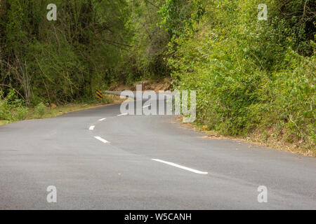 Schöne Ghat Straße entlang der Bergkette von Talamalai finden Wald, Hasanur, Tamil Nadu, Karnataka, Indien Stockfoto