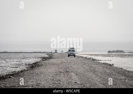 Land Cruiser fahren Sie auf einer Straße zwischen Salt Flats in der danakil Depression, Äthiopien Stockfoto