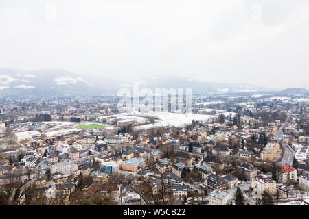 Südliche Salzburg Skyline. Im Winter Blick vom Gipfel des Festungsberg über dem südlichen Skyline von Salzburg in Österreich. Stockfoto