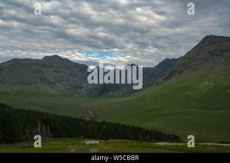 Anzeigen der Black Cuillin von der Glen spröde Straße Stockfoto