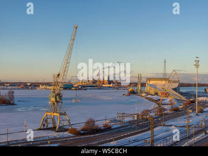 KOTKA, Finnland - 10. MÄRZ 2019: März abends an der Vellamo maritime Center Stockfoto