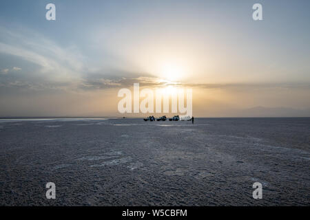 Land Cruiser und touristische mitten in Salt Flats in der danakil Depression, Äthiopien Stockfoto