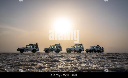 Land Cruiser und touristische mitten in einem Salt Flats in der danakil Depression, Äthiopien Stockfoto