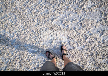 Sandalen auf Salt Flats in der danakil Depression, Äthiopien Stockfoto