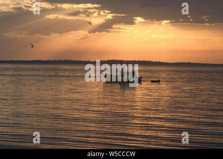 Sonnenuntergang auf Fraser Island - einsam Fischerboot Stockfoto