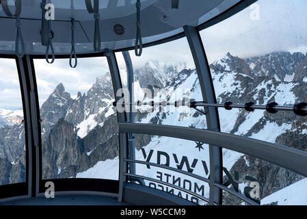 Sicht der Integral de Peuterey ridge aus dem Inneren der Seilbahn (Skyway Monte Bianco) auf der italienischen Seite des Mont Blanc Massivs, absteigend von Pointe Er Stockfoto