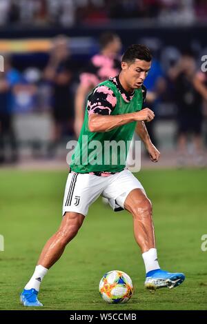 Portugiesische Fußballspieler Cristiano Ronaldo von Juventus F.C. den Ball dribbelt während der 2019 Internationalen Champions Cup Fußball-Turnier gegen Inter Mailand in Nanjing, Provinz Jiangsu, China vom 24. Juli 2019. Stockfoto