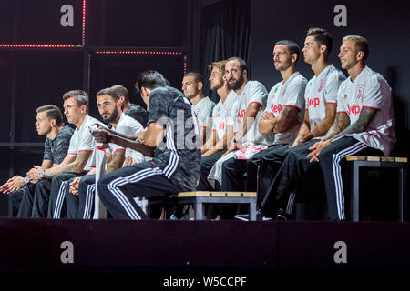 Spieler von Juventus F.C. eine Pressekonferenz zu neuen Auswärtstrikot 2019/20 während der 2019 Internationalen Champions Cup Fußball-Turnier in Shanghai, China, 25. Juli 2019 gestartet. Stockfoto