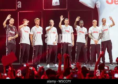 Spieler von Juventus F.C. eine Pressekonferenz zu neuen Auswärtstrikot 2019/20 während der 2019 Internationalen Champions Cup Fußball-Turnier in Shanghai, China, 25. Juli 2019 gestartet. Stockfoto