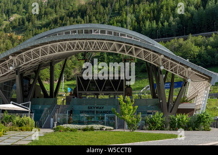 Station der Seilbahn (Skyway Monte Bianco) auf der italienischen Seite des Mont Blanc Massiv. Der Skyway verbindet das Dorf von Courmayeur zu Pointe Helbr Stockfoto