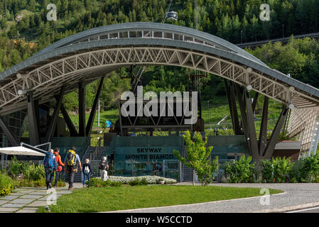 Station der Seilbahn (Skyway Monte Bianco) auf der italienischen Seite des Mont Blanc Massiv. Der Skyway verbindet das Dorf von Courmayeur zu Pointe Helbr Stockfoto