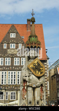 Vorderansicht der Skulptur der Bremer Roland auf dem Marktplatz im Zentrum der Stadt, in der mittelalterliche Statue mit Schwert und Schild, antiken Monument, su Stockfoto