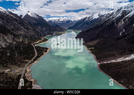 Peking, China. 18 Mai, 2019. Luftbild genommen am 18. Mai 2019 zeigt die Landschaft der Ra'og See in Qamdo, Südwesten Chinas Tibet autonomen Region. Credit: Li Xin/Xinhua/Alamy leben Nachrichten Stockfoto