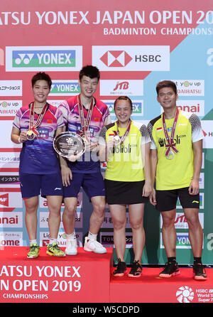 Tokio, Japan. 28. Juli 2019. Wang Yilyu (2. L)/Huang Dongping (1 L) von China und Praveen Jordanien (1. R)/Melati Daeva Oktavianti von Indonesien während der Preisverleihung stellen nach Ihrer gemischten in Japan Open 2019 Badminton Turnier in Tokio, Japan letzte verdoppelt, am 28. Juli 2019. Wang Yilyu/Huang Dongping gewann 2-0. Credit: Du Xiaoyi/Xinhua/Alamy leben Nachrichten Stockfoto