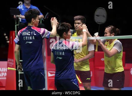 Tokio, Japan. 28. Juli 2019. Wang Yilyu (1. L)/Huang Dongping (2 L) von China Hände schütteln mit Praveen Jordanien (2. R)/Melati Daeva Oktavianti von Indonesien nach Ihrer gemischten Finale in Japan Open 2019 Badminton Turnier in Tokio, Japan, am 28. Juli 2019. Wang Yilyu/Huang Dongping gewann 2-0. Credit: Du Xiaoyi/Xinhua/Alamy leben Nachrichten Stockfoto