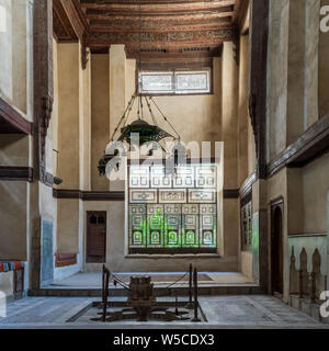 Zimmer im El Sehemy Haus, eine alte osmanische Ära historisches Haus in Islamischen Kairo, 1648 mit Aussparung aus Holz gebaut (mashrabiya) und Brunnen, Kairo, Ägypten Stockfoto