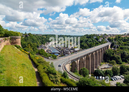 Dinan, Bretagne, Frankreich - Juni 20, 2019: szenische Landschaft Blick auf den Viadukt, Fluss La Rance und Le Port de Dinan von der Stadtmauer an einem warmen Sommer Stockfoto