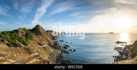 Der Panoramablick auf die Szene in der Eo Gio, Quy Nhon, Binh Dinh, Vietnam. Eo-Gio (Wind) - Die spektakulärste Straße mit einem bogenförmigen Palette von Berg Stockfoto