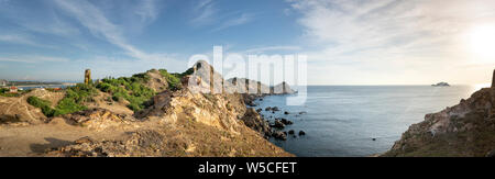 Der Panoramablick auf die Szene in der Eo Gio, Quy Nhon, Binh Dinh, Vietnam. Eo-Gio (Wind) - Die spektakulärste Straße mit einem bogenförmigen Palette von Berg Stockfoto