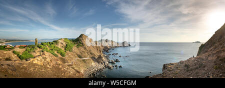Der Panoramablick auf die Szene in der Eo Gio, Quy Nhon, Binh Dinh, Vietnam. Eo-Gio (Wind) - Die spektakulärste Straße mit einem bogenförmigen Palette von Berg Stockfoto