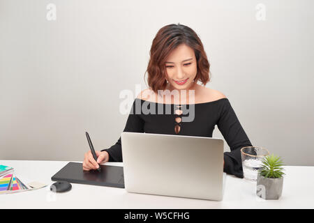 Ein Künstler zeichnen etwas auf Grafik Tablett im Büro Stockfoto