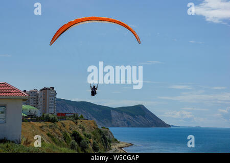 Fliegen über dem Meer auf einem Gleitschirm Sport Urlaub im Kurort Anapa. Risiko Konzept. Aktiver Lebensstil. Sommer Freizeitaktivitäten. Stockfoto