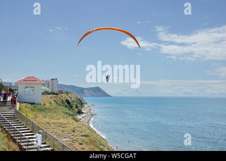 Fliegen über dem Meer auf einem Gleitschirm Sport Urlaub im Kurort Anapa. Risiko Konzept. Aktiver Lebensstil. Sommer Freizeitaktivitäten. Stockfoto