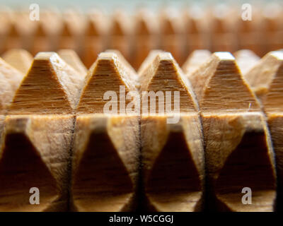 Makro einer Holz- massage Tool - Holz- Spikes/Pyramiden Hintergrund Stockfoto