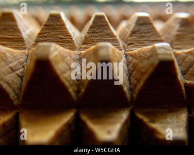 Makro einer Holz- massage Tool - Holz- Spikes/Pyramiden Hintergrund Stockfoto