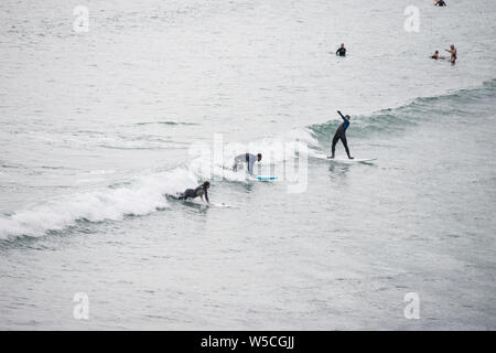 Juli 27th, 2019, Clonakilty, Irland - Menschen surfen am Inchydoney Strand Stockfoto